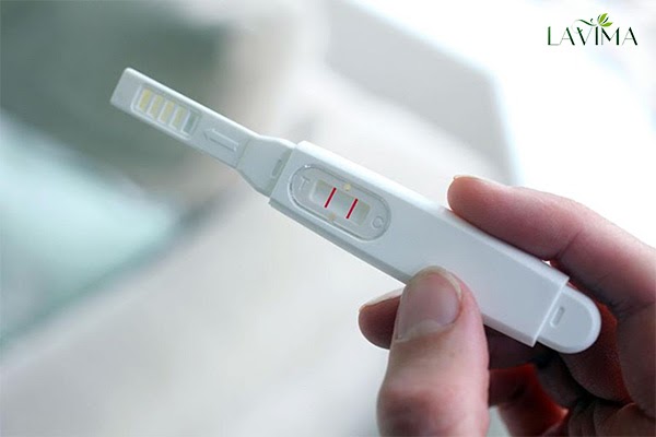 Chị em viêm phụ khoa hốt hoảng khi thử que 2 vạch